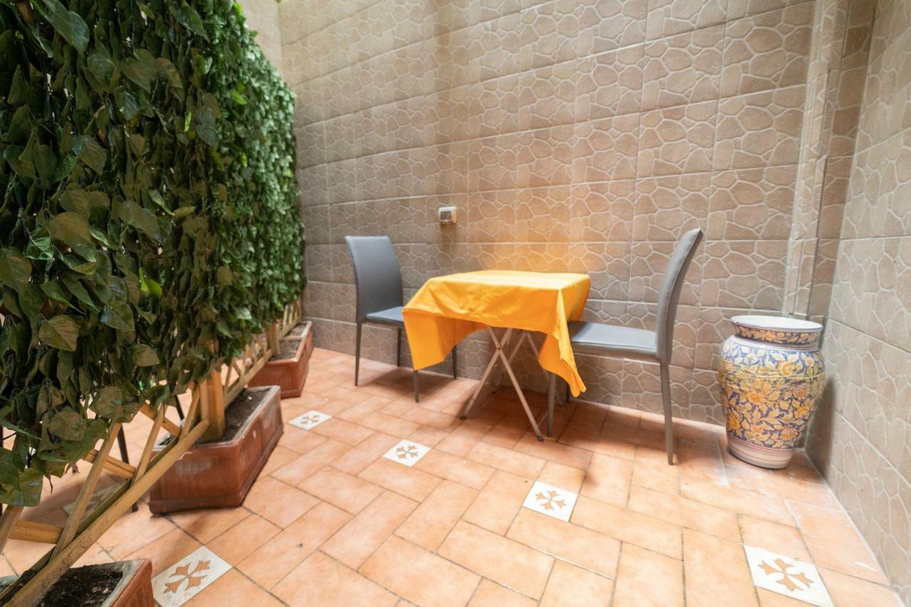 Una Stanza Al Museo Napoli Bagian luar foto